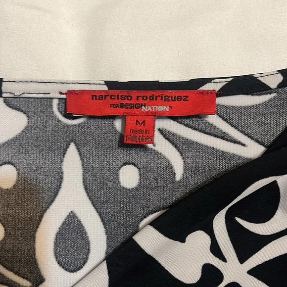 Narciso Rodriguez for Design Nation Black & White Design Offset V-Neck - Picture 7 of 10